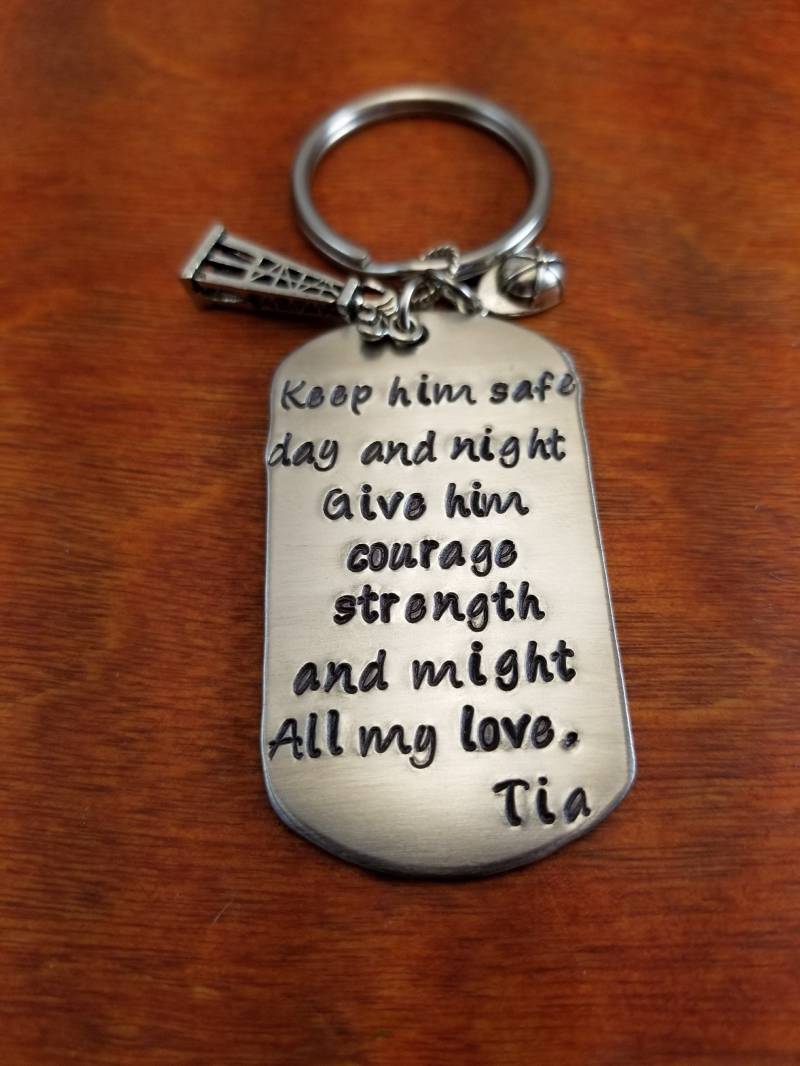 Ölfeld Schlüsselanhänger, Halten Sie Ihn Sicher, Oilfield Geschenk, Roughneck Derrick, Anschlag Leben, Personalisierte Hand Gestempelt von ByalittlebitofFaith