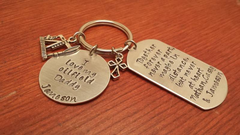 Ölfeld Zusammen Für Immer Schlüsselanhänger Set, Papa Geschenk, Liebe Aus Der Ferne, Roughneck Von Hand Gestempelt Personalisiert von ByalittlebitofFaith