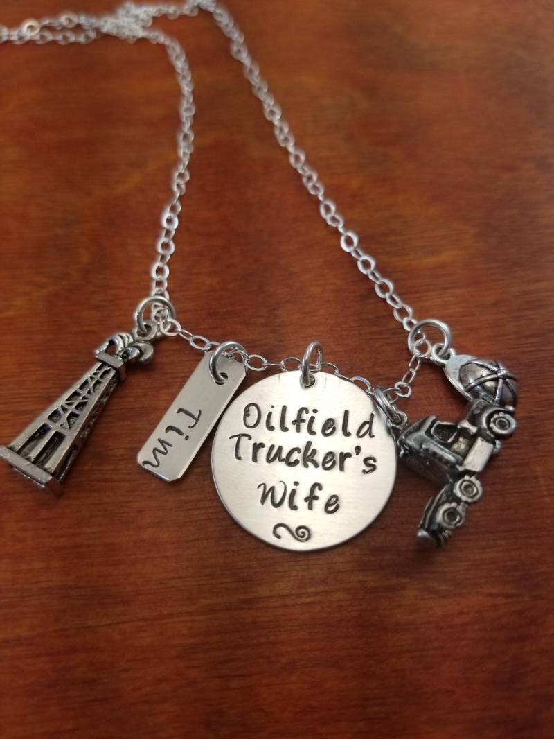 Oilfield Trucker Frau, Frau Halskette, Ölfeld Halb-Lkw, Von Hand Gestempelt Personalisierte Oil Rig Hals von ByalittlebitofFaith