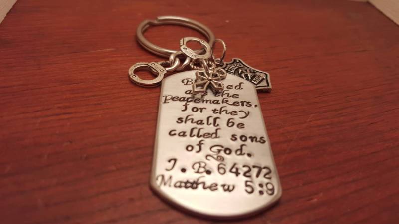 Personalisierte Polizist Schlüssel Kette Gesegnet Sind Die Friedensstifter-Polizist Geschenk-Polizei Geschenk-Matthew 59-Leo Kette-Law Durchsetzung von ByalittlebitofFaith