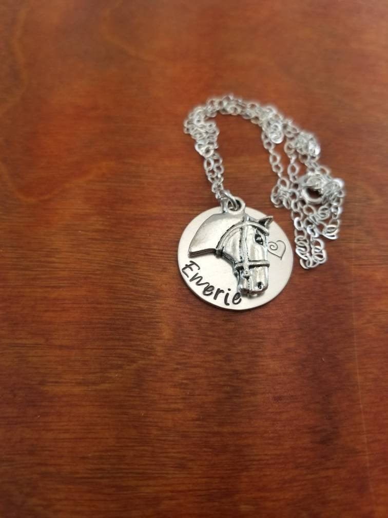 Pferd-Liebhaber-Halskette, Pferde Geschenk, Personalisierte Hand Gestempelt Halskette Rodeo Fass Racer Geschenk von ByalittlebitofFaith