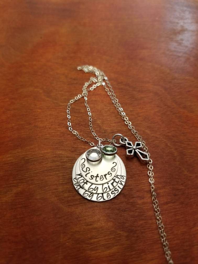 Schwestern Nicht Per Geburt Sondern Durch Segen Halskette, Handgestempelt Personalisiert Freunde Fürs Leben Im Herzen von ByalittlebitofFaith
