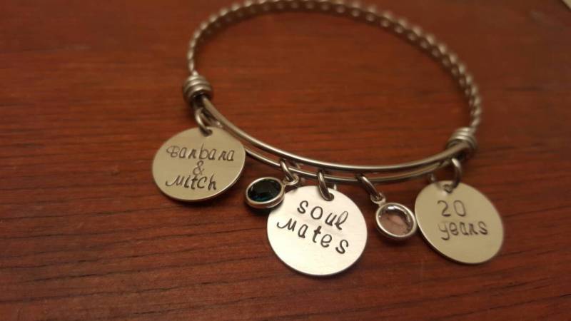 Soul Mate Jahrestag Charm Armband, Von Hand Gestempelt Personalisierte Liebe Des Lebens Armreif von ByalittlebitofFaith