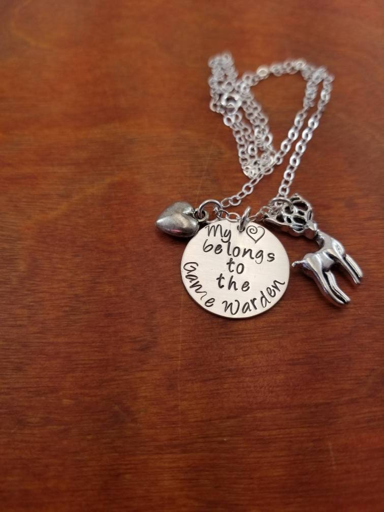 Spiel Wächter Frau Halskette, Naturschutz-Offizier, Tierwelt, Wildhüter, Halten Ihn Sicher, Mein Held, Strafverfolgung, Leo, Sicher Sein. Hand von ByalittlebitofFaith