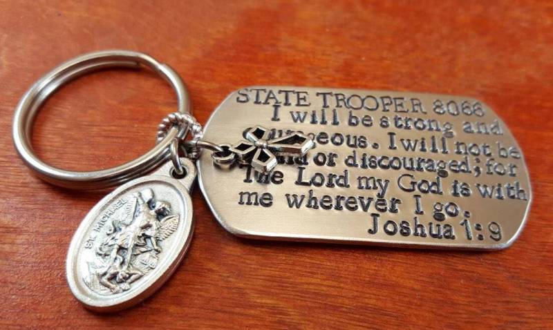 State Trooper Josua 19 Schlüsselanhänger, Polizeigebet, St. Micheal Law Durchsetzung, Leo, Dünne Blaue Linie, Bibelvers, Handgestempelt von ByalittlebitofFaith