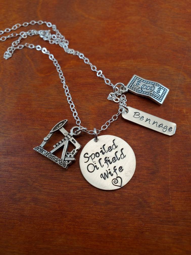 Verdorbene Ölfeld Frau Halskette, Verdorbene Geschenk, Schmuck, Ölplattform, Sterling Silber, Rauhals, Öl Derrick von ByalittlebitofFaith