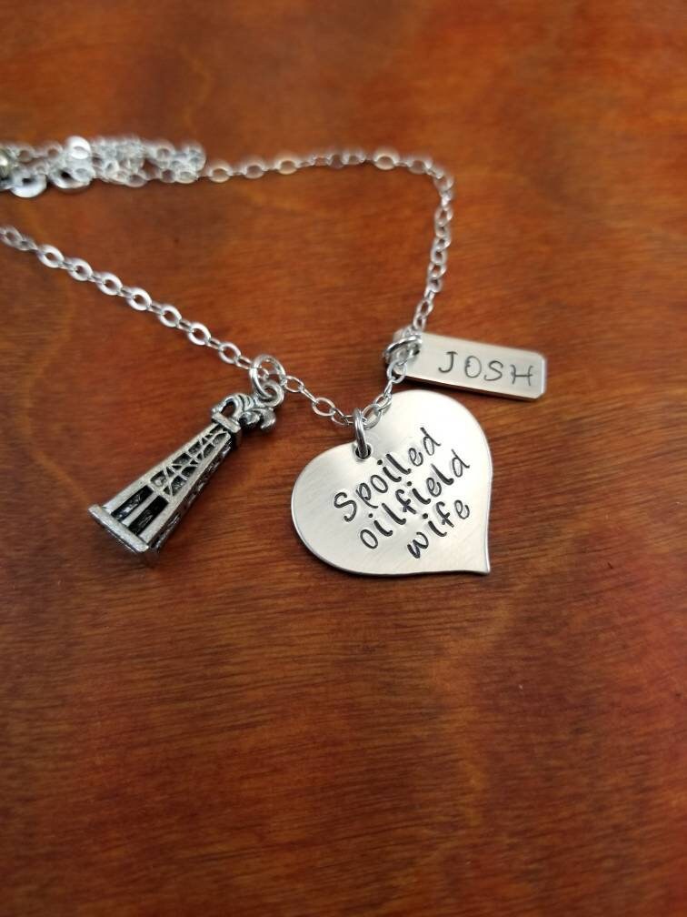 Verwöhnte Ölfeld Frau, Oilfield Frau Geschenk, Sterling Silber Herz Halskette, Derrick, Von Hand Gestempelt Personalisierte Geformt Halskette von ByalittlebitofFaith