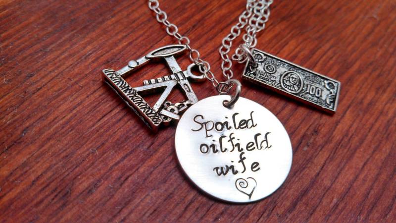Verwöhnte Ölfeld Frau Halskette, Geschenk, Schmuck, Müll, Auf Einer Bohrinsel, Sterling Silber Handgestempelt Halskette von ByalittlebitofFaith