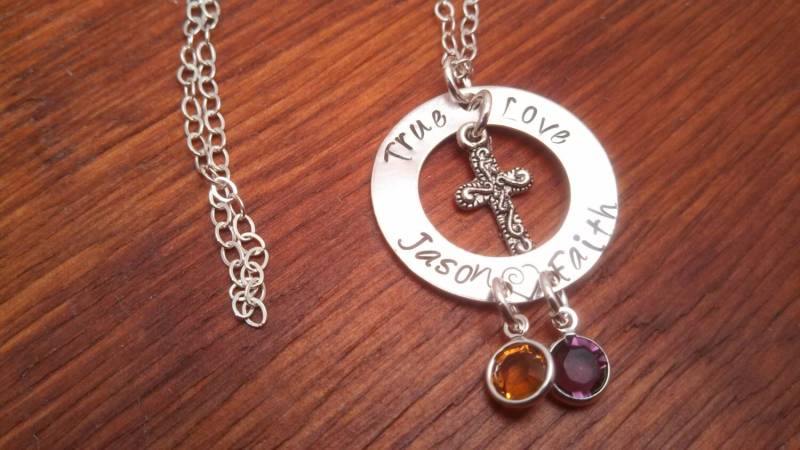 Wahre Liebe Halskette, Jahrestag Geburtssteine, Hochzeitsgeschenk, Hand Gestempelt Personalisierte Verlobungsgeschenk, Frau von ByalittlebitofFaith