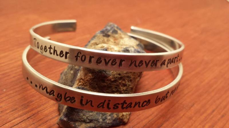 Zusammen Für Immer Armband Manschette Set, Beste Freund Geschenk-Set, Von Hand Gestempelt Personalisierte Liebe in Der Ferne, Weggehen Geschenk von ByalittlebitofFaith