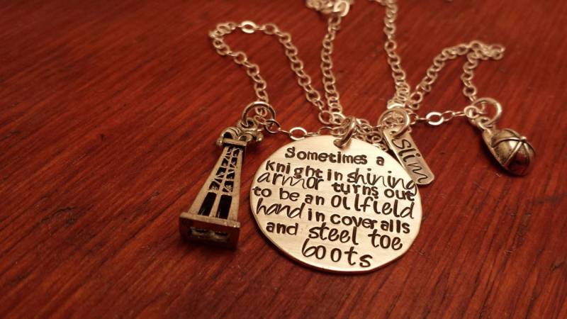 sterling Silber Handgestempelte Personalisierte Ölfeld Frau Halskette, Ritter in Glänzender Rüstung, Bohrinsel Schmuck, Derrick, Hitch Life, On von ByalittlebitofFaith