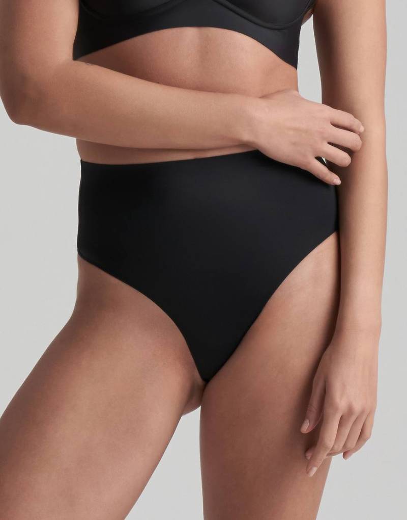 Bye Bra - Sich nicht abzeichnender, mittelstark formender Kontur-Tanga in Schwarz mit mittelhohem Bund von Bye Bra