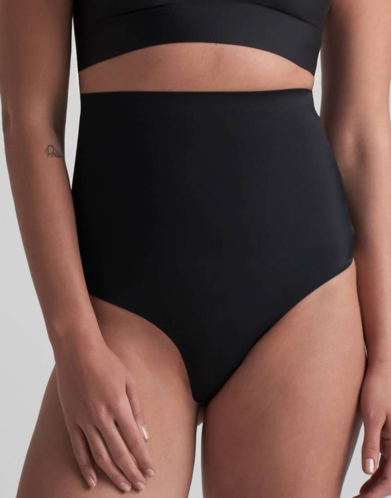 Bye Bra - Sich nicht abzeichnender, mittelstark formender Tanga in Schwarz mit hohem Bund von Bye Bra