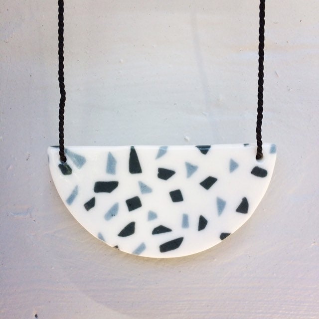 Keramik Halskette Porzellananhänger Handgemacht Terrazzo Muster von ByeByeBelle