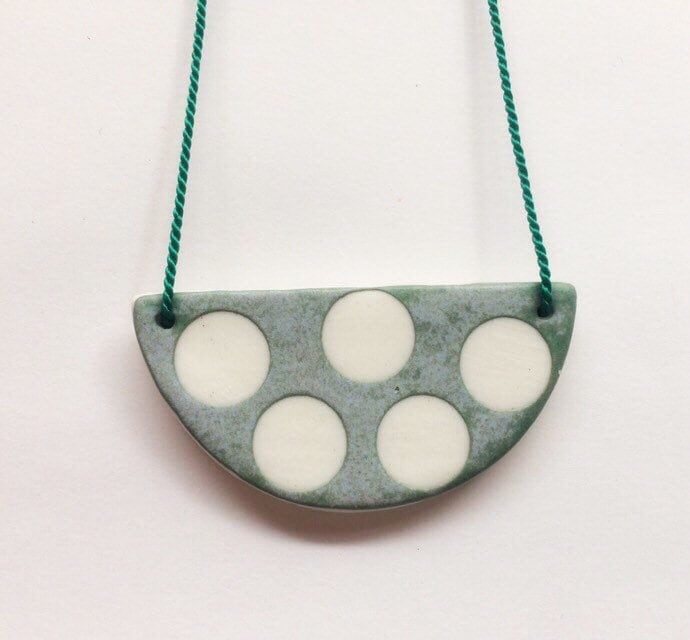 Porzellan Keramik Anhänger Halskette Jade Punkte Handgefertigt Porzellan Keramik Anhänger Halskette Jade Punkte Handgefertigt von ByeByeBelle