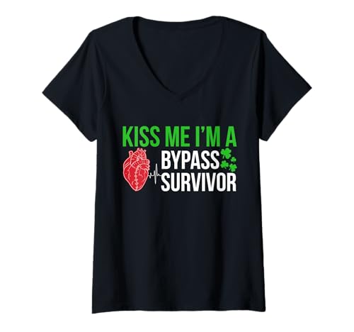 Damen Kiss Me Im A Bypass Surviro Heart Surgery St. Patricks Day T-Shirt mit V-Ausschnitt von Bypass Herzoperation Designs Idee