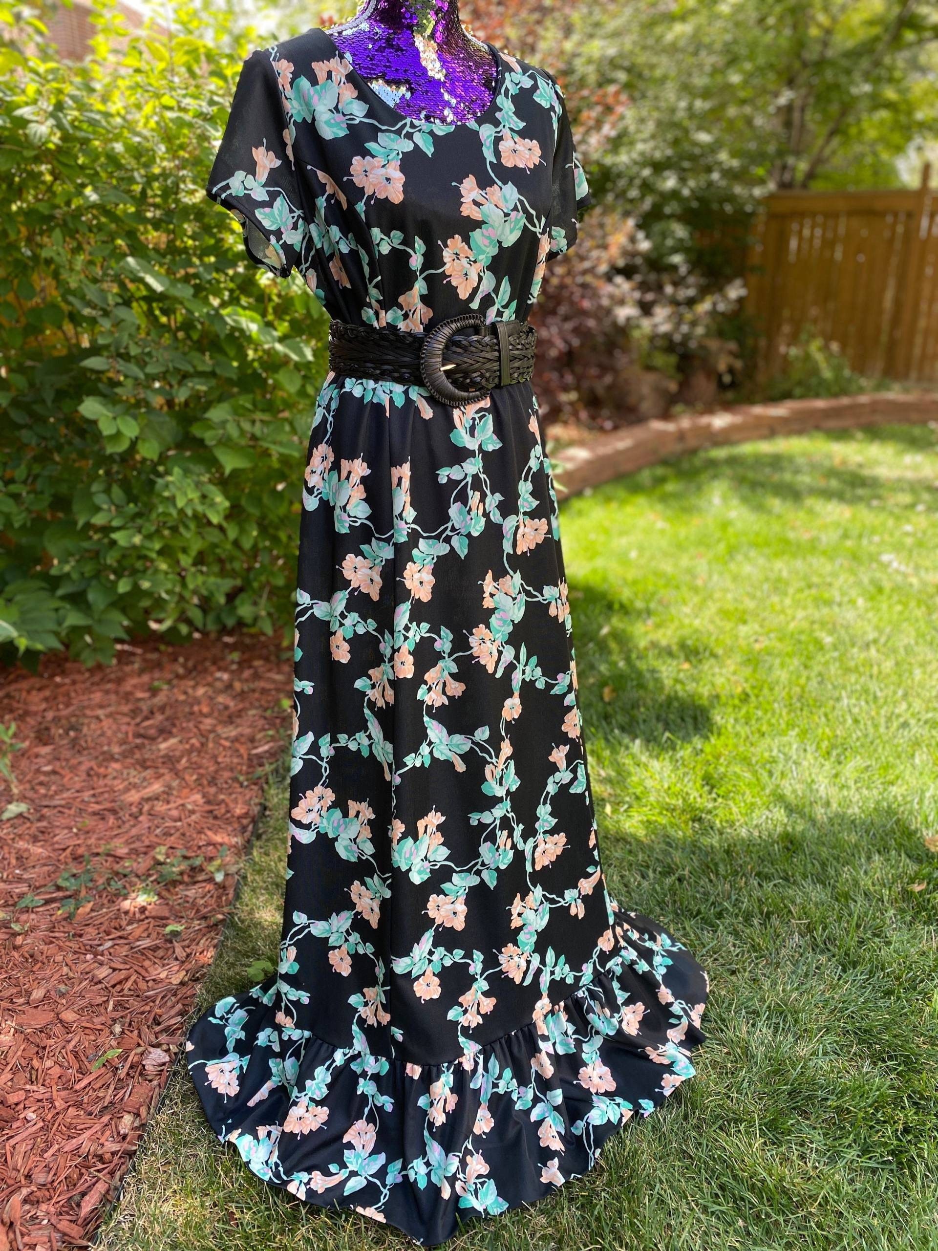 1980S 1990S Großes Schwarzes Polyester Langes Kleid Mit Grün Und Pink Blumenmuster Kurzarm Vintage 1980S 1990S Großes Schwarzes Polyester Langes Kleid Mit Grün Und Pink Blumenmuster Kurzarm Vintage von ByrdzWord