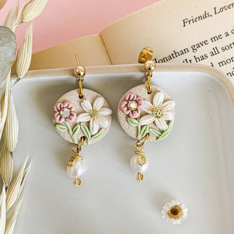 Handgefertigte Pastell Wildblumen Perlen Ohrringe Polymer Clay Garten-Inspirierte Statement Ohrhänger von BysologieHandmade