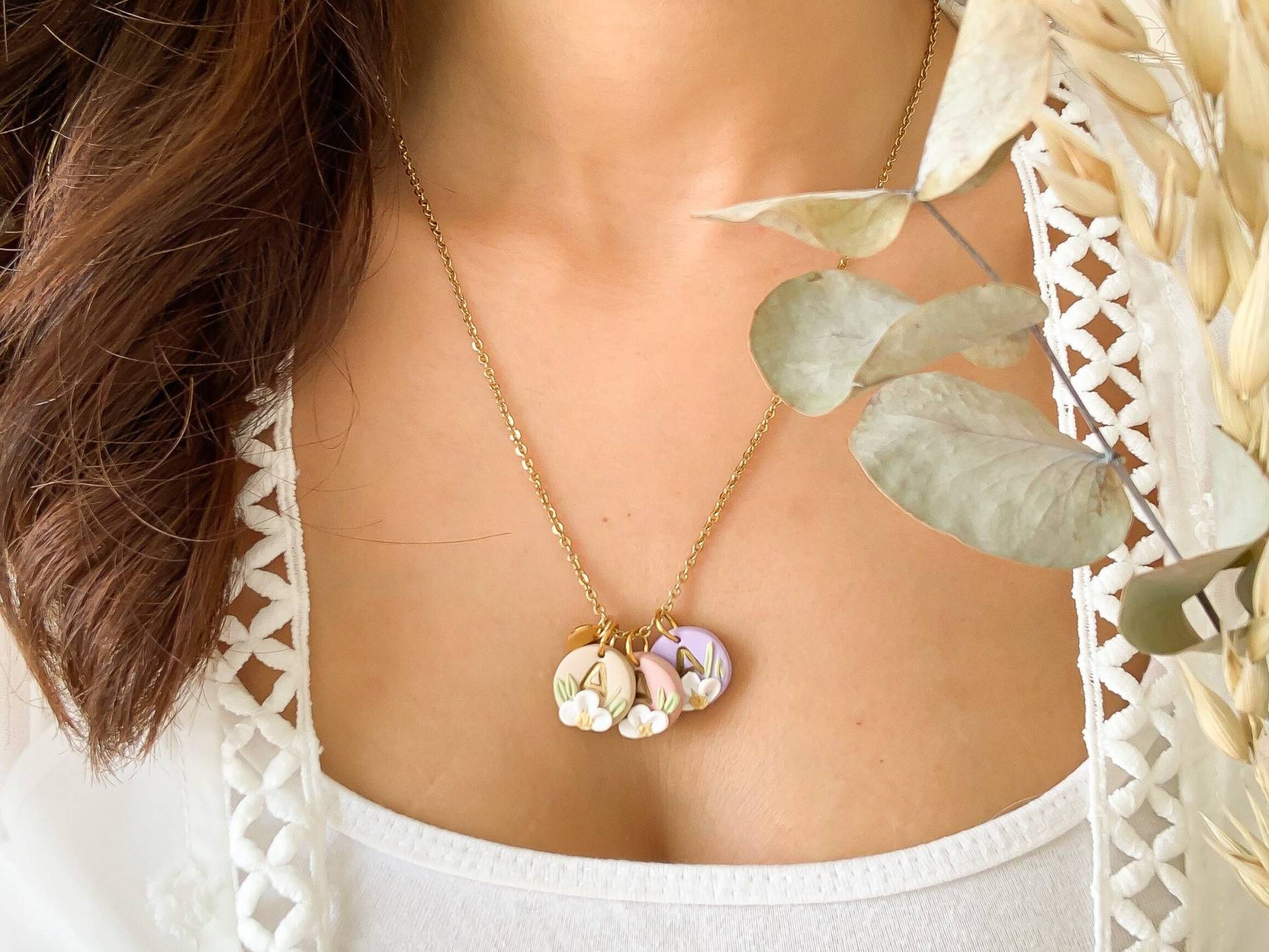 Personalisierte Blumen Anfangskette Polymer Clay Monogramm Anhänger von BysologieHandmade