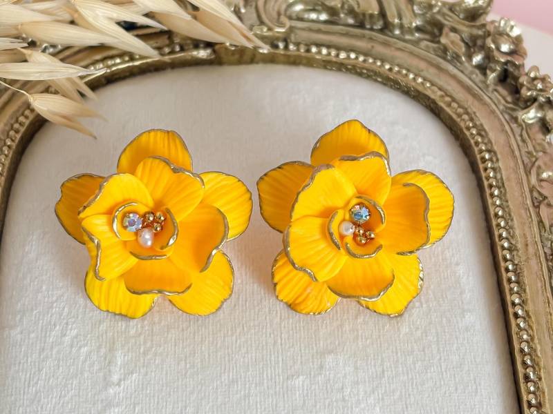 Gelbe Blüten Ohrringe Aus Polymer Clay Perlen Sommer Hochzeitsschmuck von BysologieHandmade