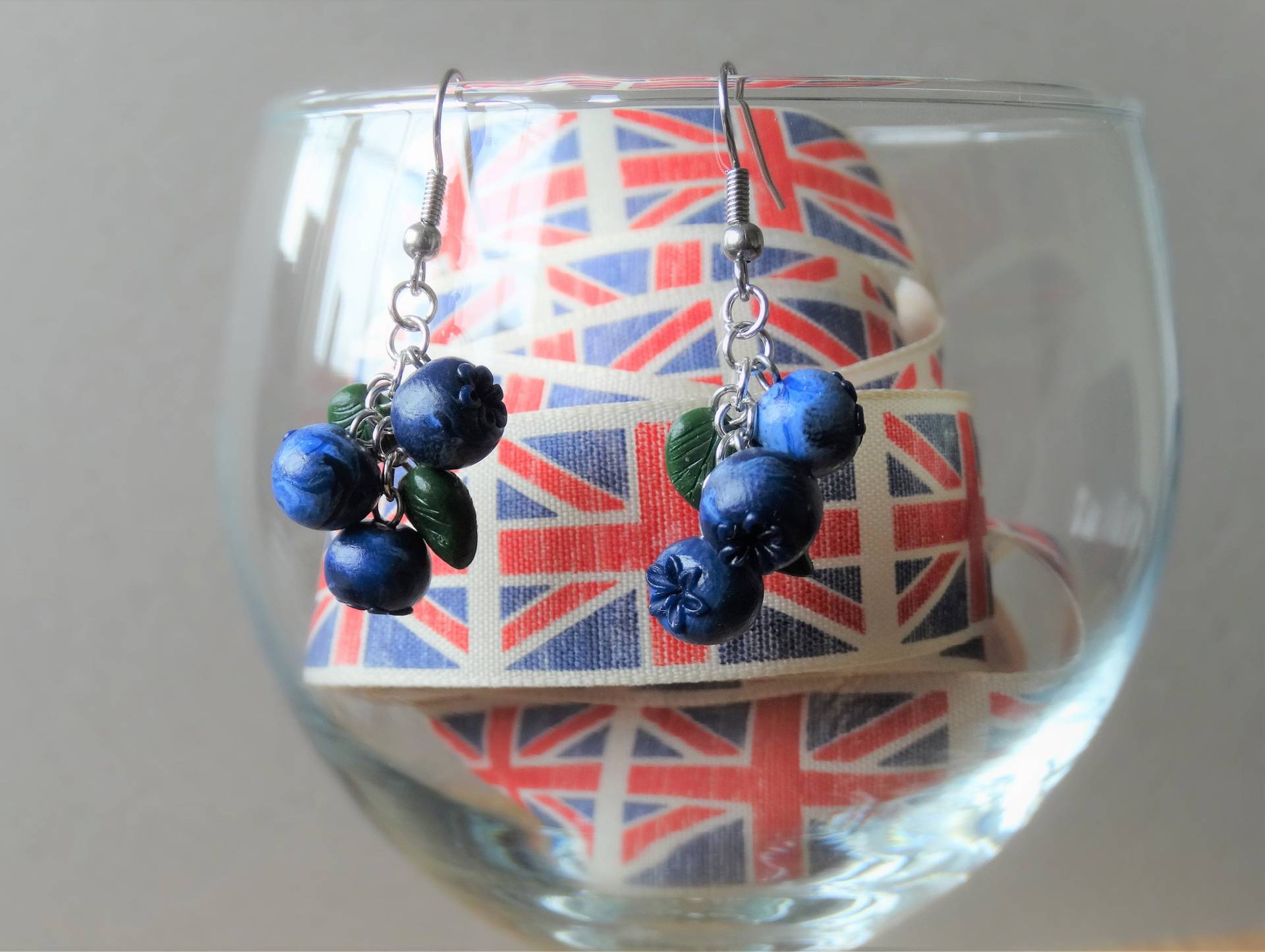 By The Shed Blueberry Charm Ohrringe - Ohrhänger Hängehaken Blau Obst, Gemüse, Heidelbeere, Vegetarisch Geschenk, Schraubrücken, Clip On von BytheShed