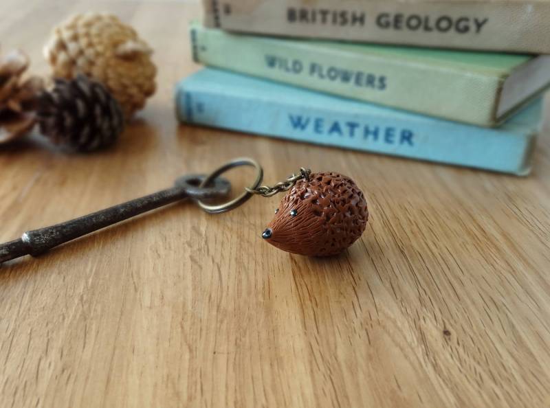 By The Shed Igel Schlüsselanhänger - Braun Herbst, Tier, Erinaceinae, Geschenk, Geschenk Good Life Garten, Haustier, Winterschlaf, Hedgie Wildlife By The Shed Igel Schlüsselanhänger - Braun Herbst, Tier, Erinaceinae, Geschenk, Geschenk Good Life Garten, Haustier, Winterschlaf, Hedgie Wildlife von BytheShed