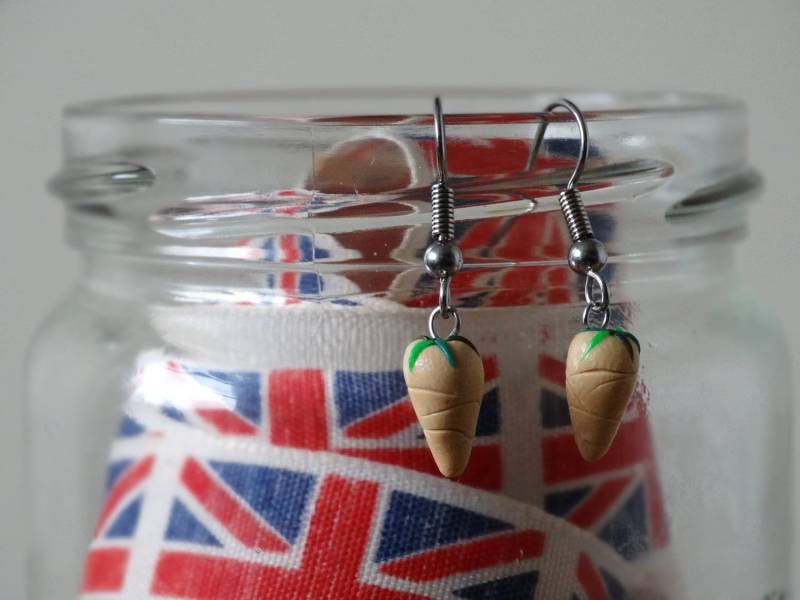 By The Shed Parsnip Drop Ohrringe - Hängehaken- Dig For Victory, Gemüse, Weihnachten, Vegetarisch Geschenk, Schraubrücken, Clip On von BytheShed