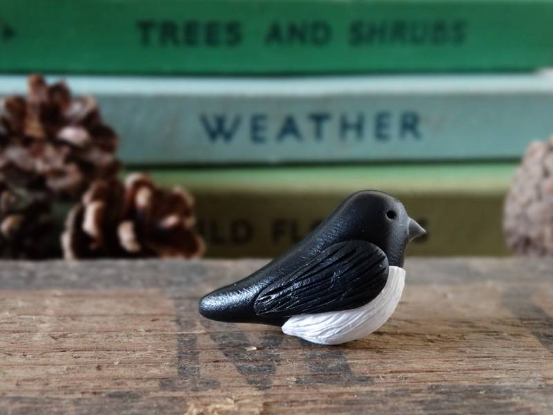 Der Schuppen Magpie Bird Pin Badge - Lapel Abzeichen Krawatte Schwarz Garten Vögel Obst Zuteilung Vogelbeobachtung Geschenk Weiss von BytheShed