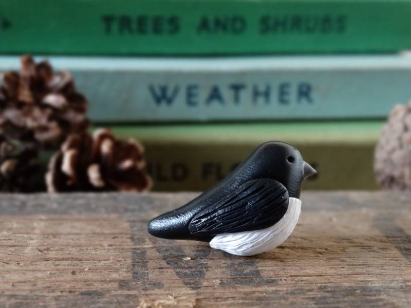 Der Schuppen Magpie Bird Pin Badge - Lapel Abzeichen Krawatte Schwarz Garten Vögel Obst Zuteilung Vogelbeobachtung Geschenk Weiss Der Schuppen Magpie Bird Pin Badge - Lapel Abzeichen Krawatte Schwarz Garten Vögel Obst Zuteilung Vogelbeobachtung Geschenk Weiss von BytheShed