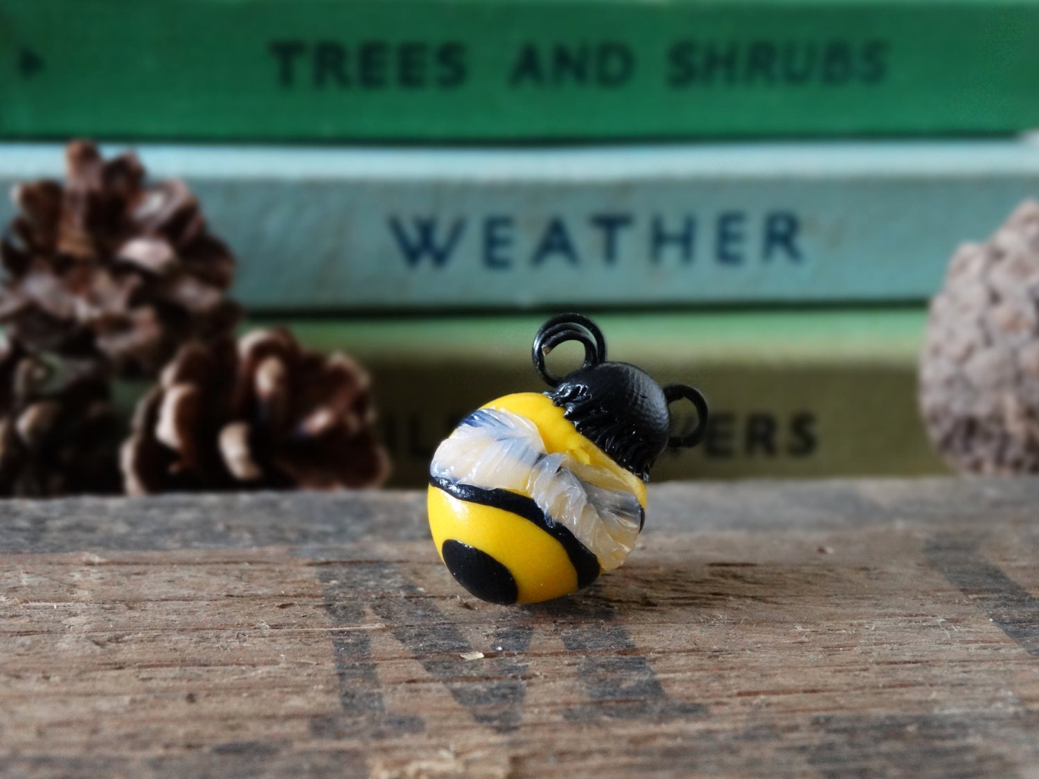 Durch Den Schuppen Bumble Bee Pin Abzeichen - Revers Krawatte Gemüse Obst Zuteilung Gartenarbeit Garten Geschenk Gelb Schwarz Sommer von BytheShed