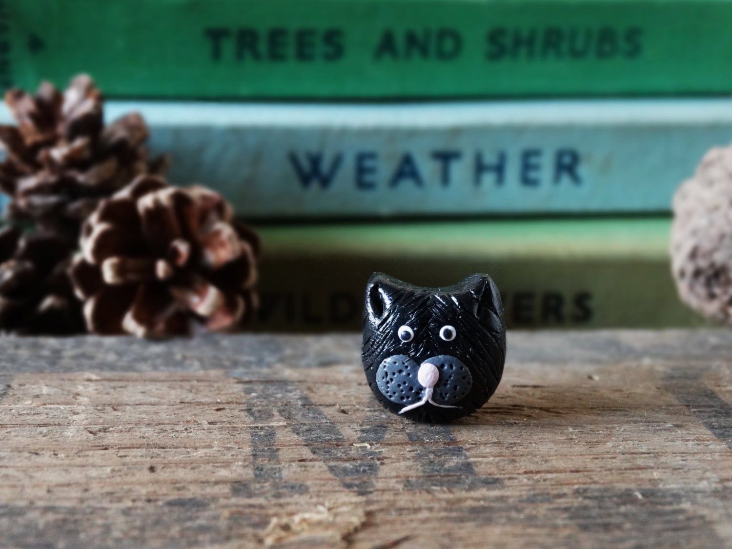 Durch Den Schuppen-Schwarze Katze-Ansteckpin - Kätzchen, Urlaub Mit Hund, Handmade, Anwesend, Kitty Sicherheitsnadel Schwarze Katze, Hexen Glück von BytheShed