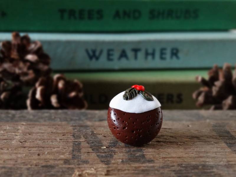 Von Den Schuppen Weihnachtspudding Pin Badge - Lapel Abzeichen Tie Weihnachten Mittagessen Schmuck Frucht Festlich Braun Rot Grün Robin Von Den Schuppen Weihnachtspudding Pin Badge - Lapel Abzeichen Tie Weihnachten Mittagessen Schmuck Frucht Festlich Braun Rot Grün Robin von BytheShed