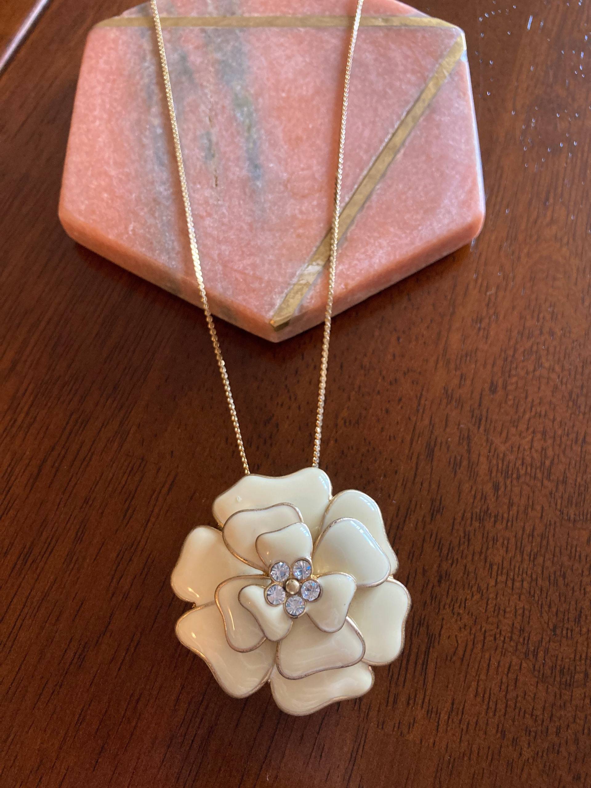 Vintage 1910's Blumen Anhänger Kette Creme & Gold Mit Strasssteinen Vintage 1910's Blumen Anhänger Kette Creme & Gold Mit Strasssteinen von BytownBijou