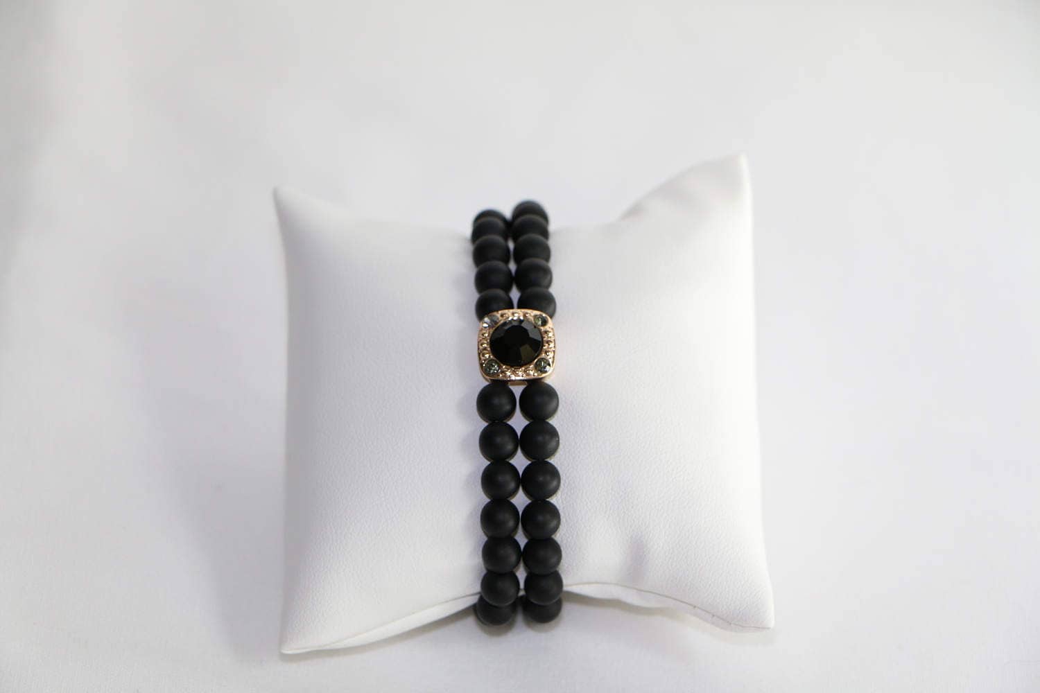 Tiefschwarz Und Rauch Swarovski Crystal Gold Gefüllt Charme Einer Doppelten Stretch Perlenarmband Entlang W/Eine Quaste Tiefschwarz Und Rauch Swarovski Crystal Gold Gefüllt Charme Einer Doppelten Stretch Perlenarmband Entlang W/Eine Quaste von C9Jewelry