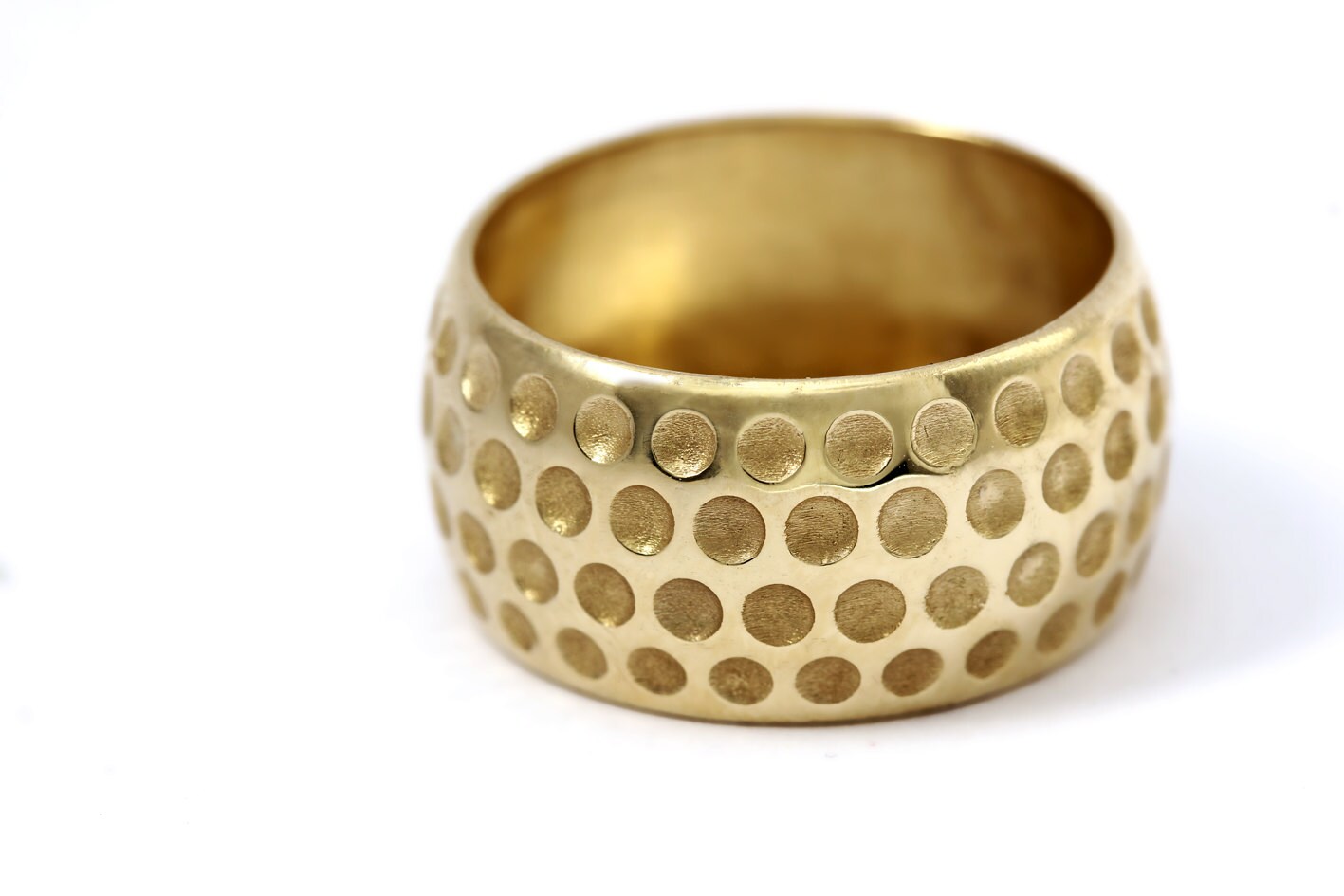 18K Golfball Ring, Herren Trauring, Strukturierte Grübchen Muster Band, Golf Ehering, Golfgeschenk, Versprechensringe Für Männer, Golfball von CADIjewelry