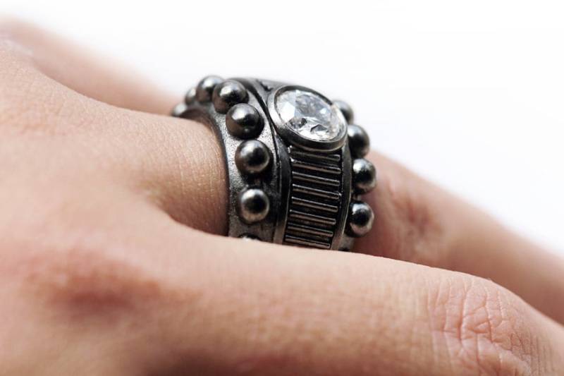 Schwarz Silber Ring Mit Einem Einzigartigen Urbanen Und Modernen Design. Einzigartige Moderne Schmuck, Cocktail-Ring, Zirkonia Stein von CADIjewelry