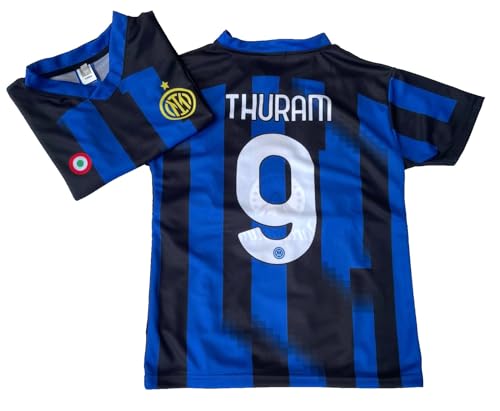 CALCIOGADGETS Offizielles Thuram Inter Trikot 2023-24 Kinder Herren Erwachsene autorisierte Nachbildung Home Marcus 9 CALCIOGADGETS Offizielles Thuram Inter Trikot 2023-24 Kinder Herren Erwachsene autorisierte Nachbildung Home Marcus 9 von CALCIOGADGETS