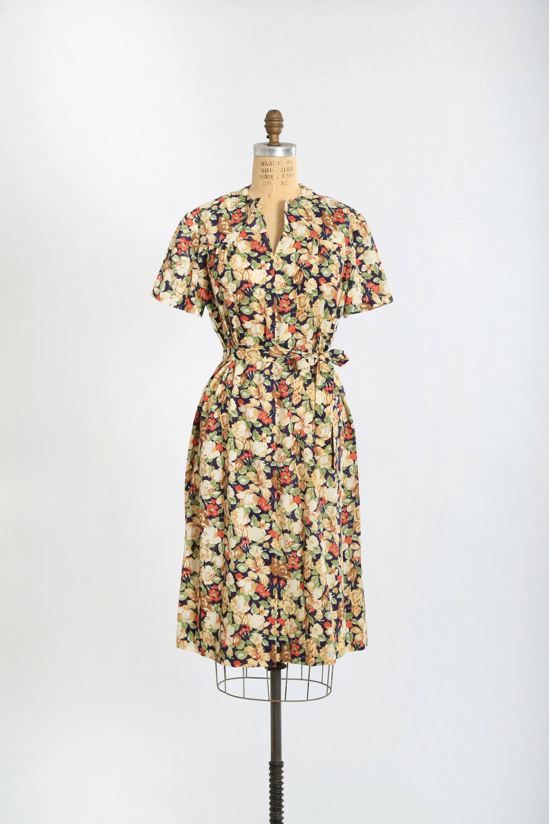 60Er Jahre Dunkel Geblümtes Baumwollkleid von CALIVINTAGEUSA