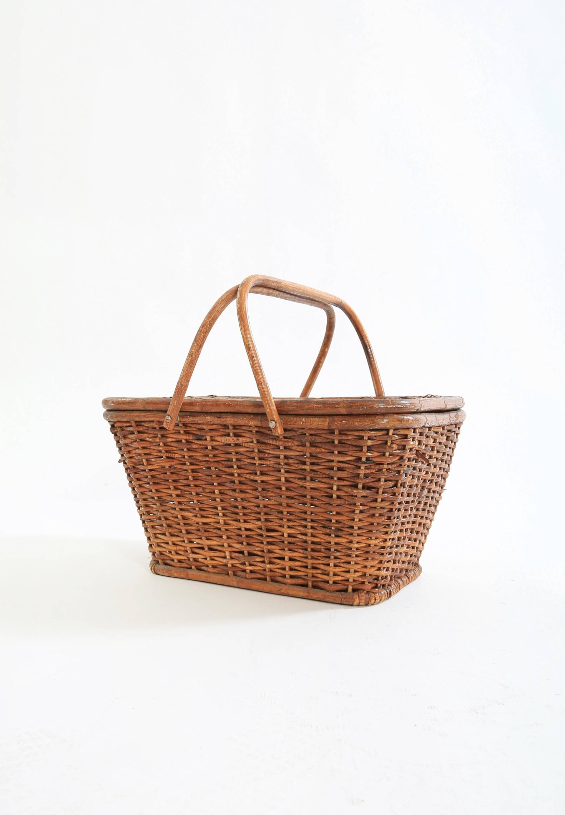 Antiker Vintage Holzgeflochtener Picknickkorb von CALIVINTAGEUSA