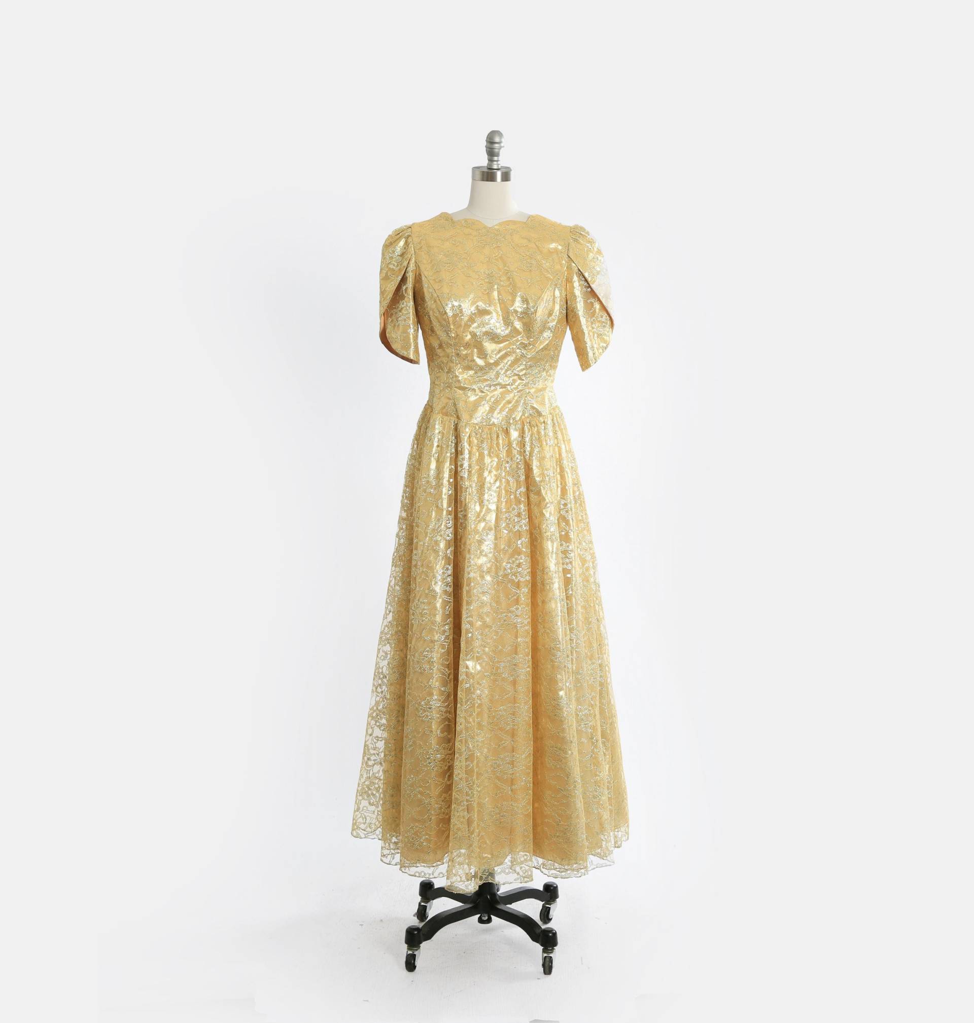 Maike Benet Gold Spitzenkleid | Vintage 60Er Jahre Maxikleid in Goldlame Mit Floraler Spitze von CALIVINTAGEUSA