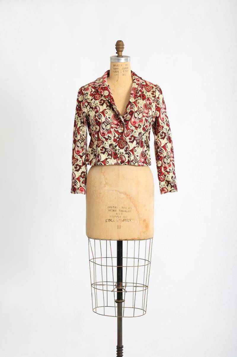 Vintage 1960S Brokatjacke in Rot + Gold von CALIVINTAGEUSA
