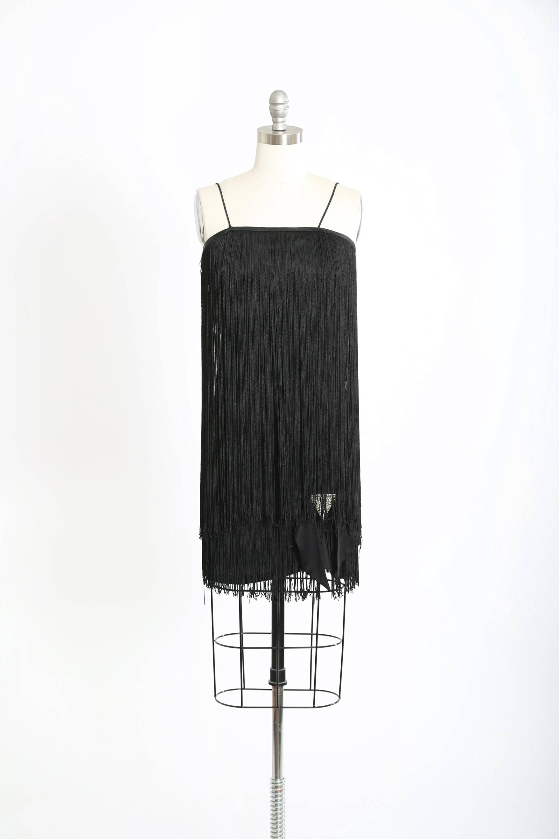 Vintage 70Er 20Er Jahre Schwarzes Fringe Art Deco Kleid Mit Tiefer Taille von CALIVINTAGEUSA