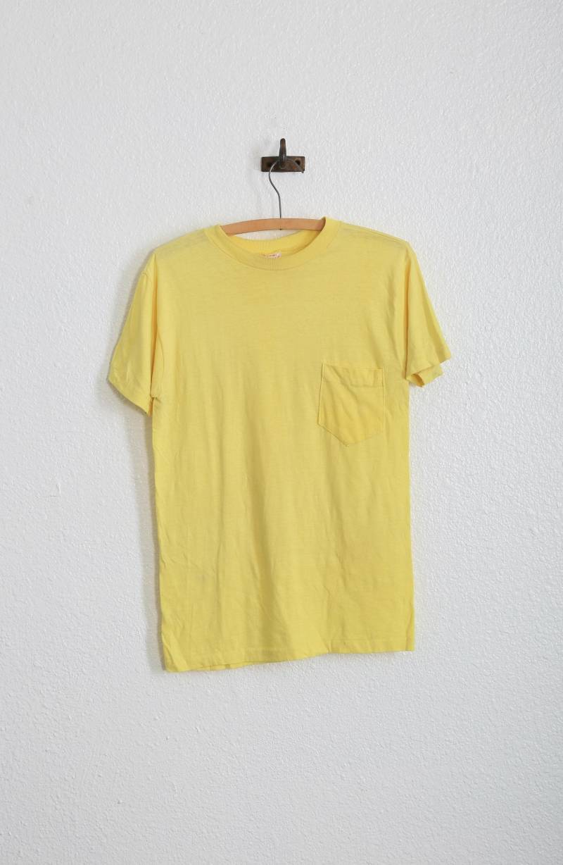 Vintage 70Er Jahre T-Shirt in Gelb von CALIVINTAGEUSA