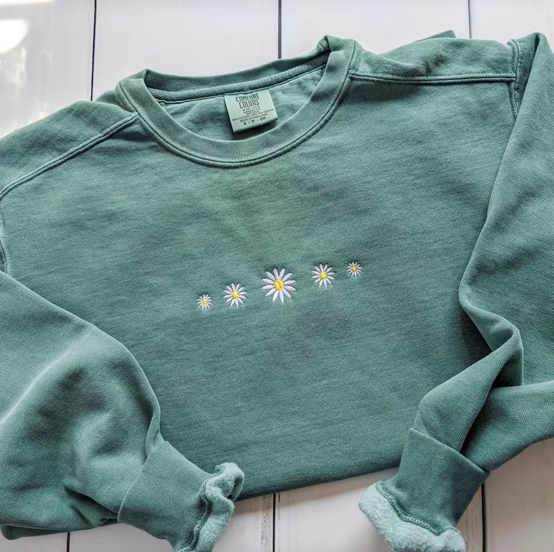 Besticktes Blumen Daisy Sweatshirt | Hellgrün Rundhalsausschnitt Chambray Meerschaum Flo Blau Crimson Comfort Farben Besticktes Besticktes Blumen Daisy Sweatshirt | Hellgrün Rundhalsausschnitt Chambray Meerschaum Flo Blau Crimson Comfort Farben Besticktes von CALTROVE