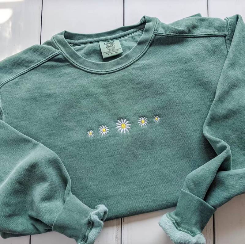 Besticktes Blumen Daisy Sweatshirt | Hellgrün Rundhalsausschnitt Chambray Meerschaum Flo Blau Crimson Comfort Farben Besticktes Besticktes Blumen Daisy Sweatshirt | Hellgrün Rundhalsausschnitt Chambray Meerschaum Flo Blau Crimson Comfort Farben Besticktes von CALTROVE