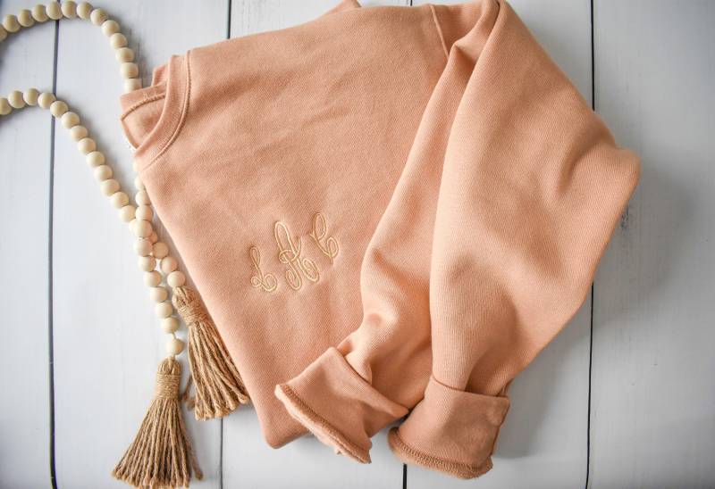 Monogramm Fleece-Sweatshirt | Sand Bestickter Rundhalsausschnitt Monogramm Fleece-Sweatshirt | Sand Bestickter Rundhalsausschnitt von CALTROVE