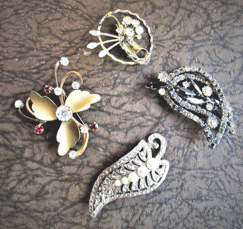 Vintage 1940Er 1950Er 1960Er Lot Von 4 Broschen Silberfarbenen Strasssteinen & Perlen Hochzeit Brautjungfer Geschenke Blättern Sie Nach Unten Für von CAOLEiheartvintage