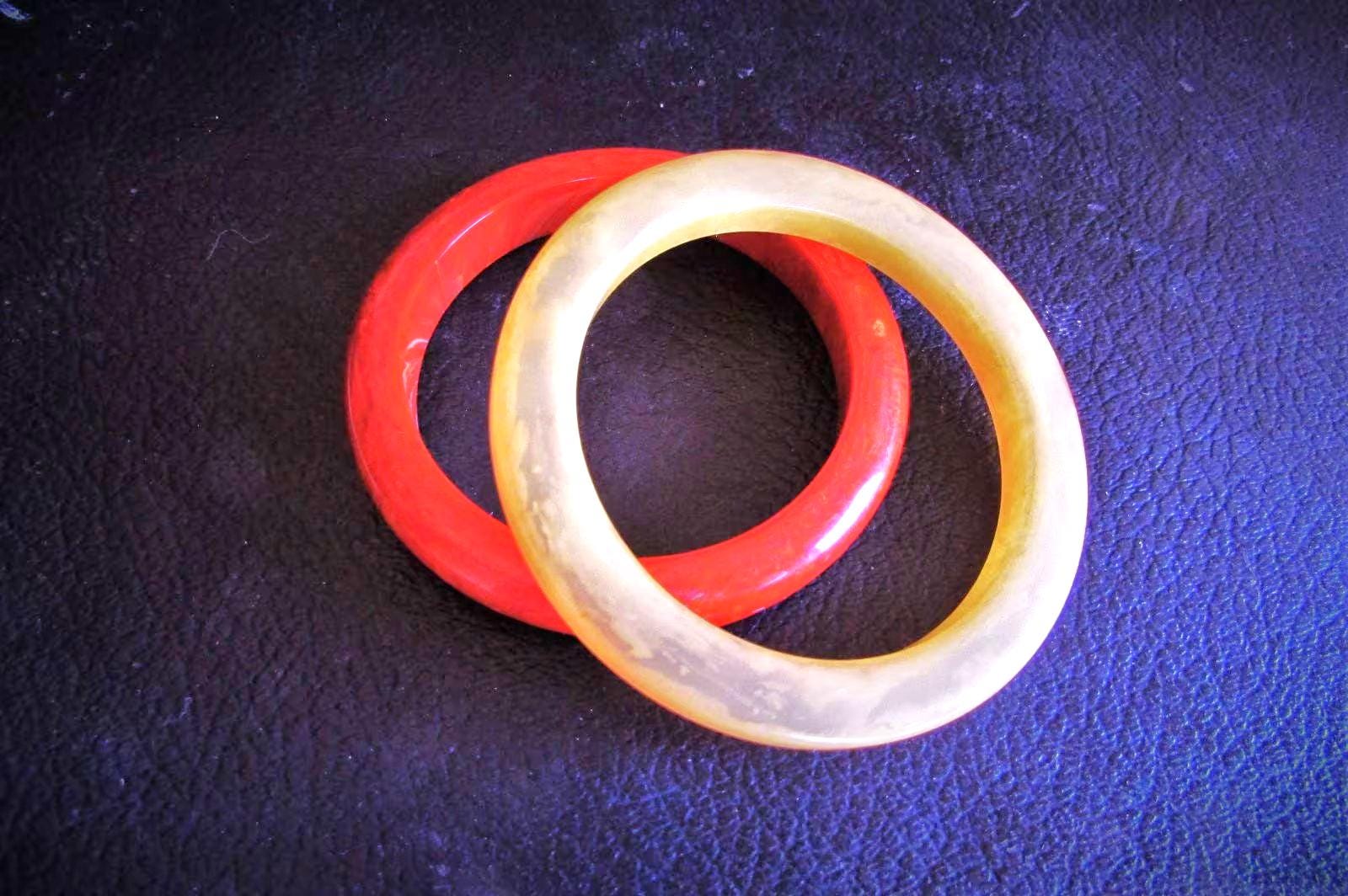 Vintage 1940Er 50Er Jahre Bakelit Armbänder Paar Durchscheinend Butterscotch & Marbeled Rot Orange Armreifen Blättern Sie Nach Unten Für Details von CAOLEiheartvintage