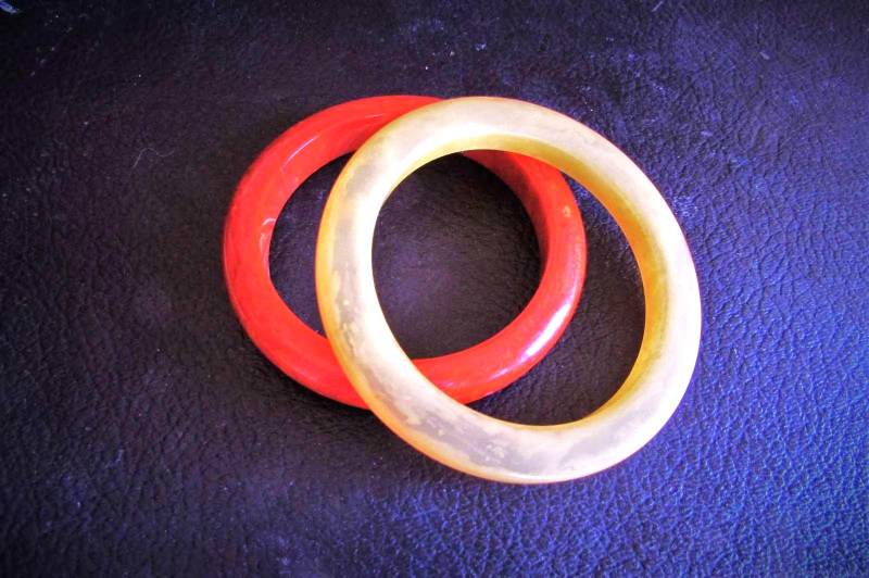 Vintage 1940Er 50Er Jahre Bakelit Armbänder Paar Durchscheinend Butterscotch & Marbeled Rot Orange Armreifen Blättern Sie Nach Unten Für Details von CAOLEiheartvintage