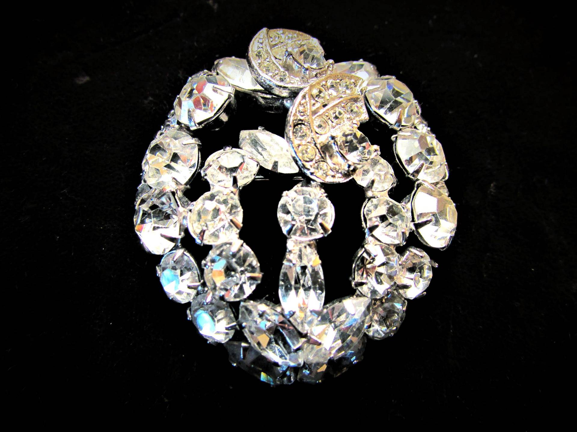 Vintage 1950 Brosche Weiss Strass Pin Set in Silber Ton Signiert Modeschmuck Mid Century Scrollen Sie Nach Unten Für Details von CAOLEiheartvintage